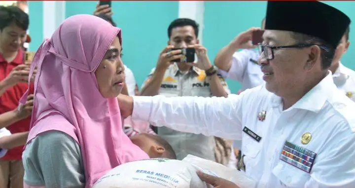 1.300 Warga Kurang Mampu di Desa Jati Terima Bantuan Beras