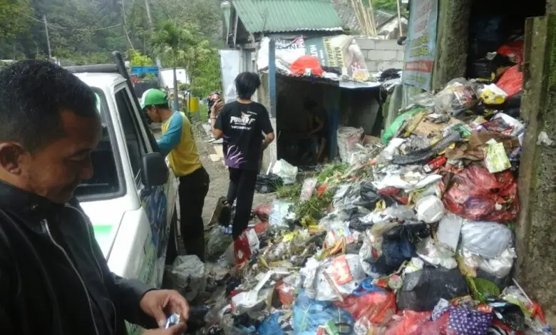 12 Kubik Sampah Diangkut dari Gorong-gorong di Cipanas