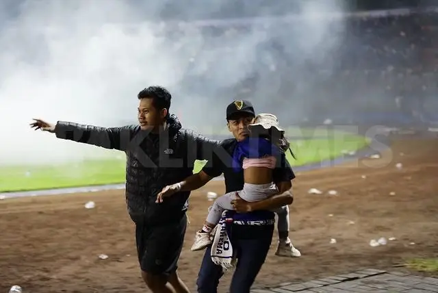 127 Orang Tewas dalam Tragedi Kanjuruhan, Polisi Langgar Aturan FIFA Terkait Pengamanan?