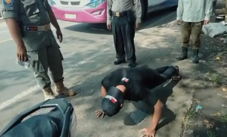 Abaikan Prokes, Warga di Perbatasan Cianjur-Sukabumi Kena Sanksi Push Up