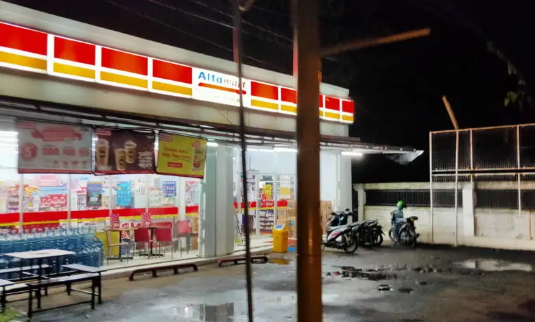 Abaikan Virus Corona, Puluhan Toko Alfamart Tetap Buka Sampai Malam Hari