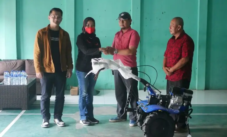 ABJ dan PDI Perjuangan Cianjur Serahkan Traktor untuk Poktan di Sukamanah