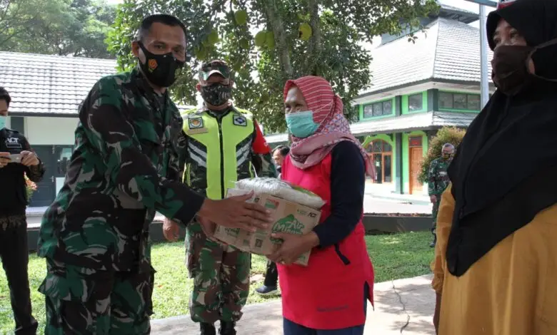 ACT dan Kodim 0608 Cianjur Bagikan Puluhan Paket Sembako Pada Masyarakat