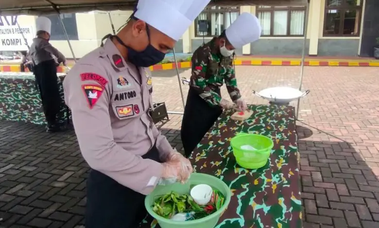 Ada Dapur Umum di Brimob Cipanas, TNI/Polri Bagikan Nasi Kotak