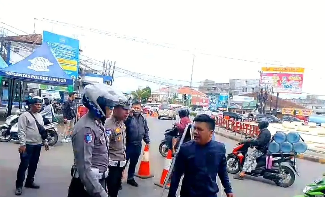 Adu Cekcok Pengendara dan Polisi di Penutupan Jalur Puncak, Kejadian Mengejutkan di Cianjur