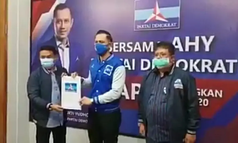 AHY Serahkan Rekomendasi Oting - Wawan di Pilkada Cianjur 2020