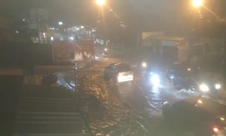Air Meluap, Jalan Cimacan Tergenang Banjir