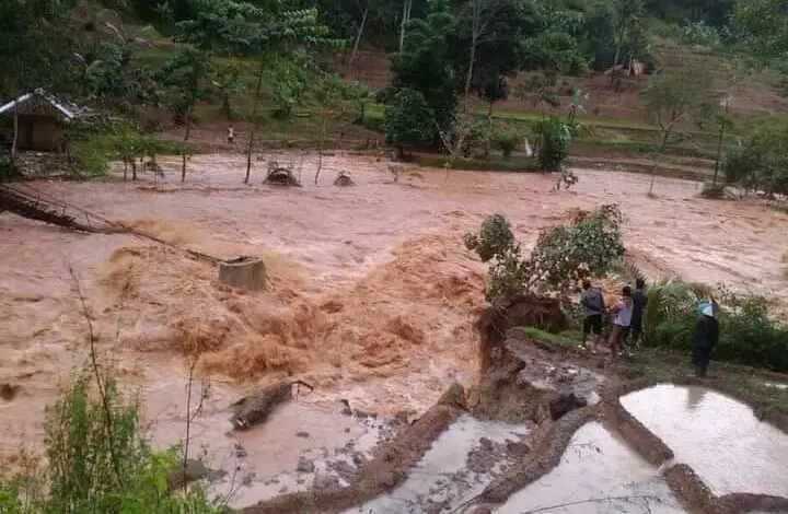 Air Sungai Meluap, Jembatan Antar Desa di Kadupandak Putus!