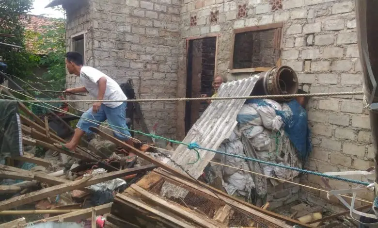 Akibat Arus Pendek Listrik, Rumah Milik Warga di Haurwangi Hangus Terbakar