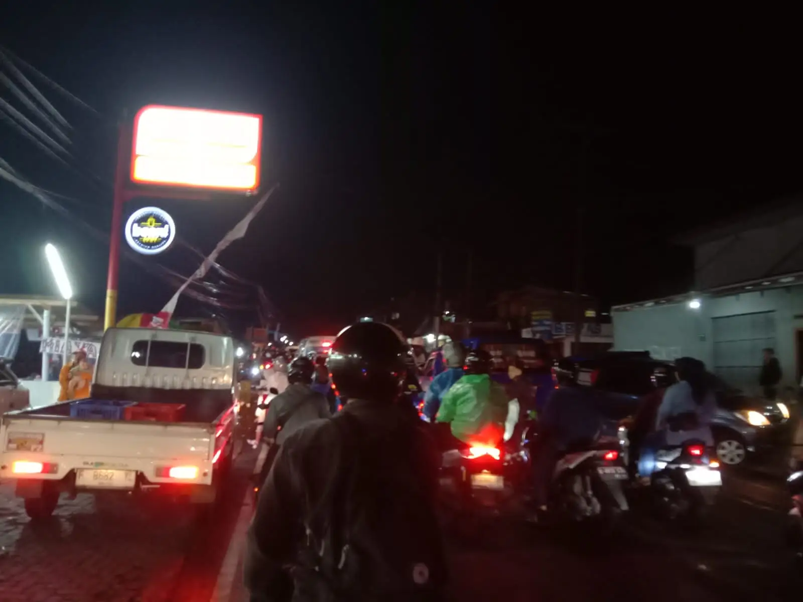 Akibat Ban Bus Terperosok ke Selokan, Jalur Cianjur-Cipanas Macet Parah, Polisi: Sudah Ditangani