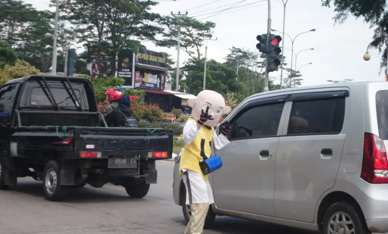 Akibat Covid-19, Raka Rela Banting Stir jadi Badut di Lingkar Selatan Cianjur