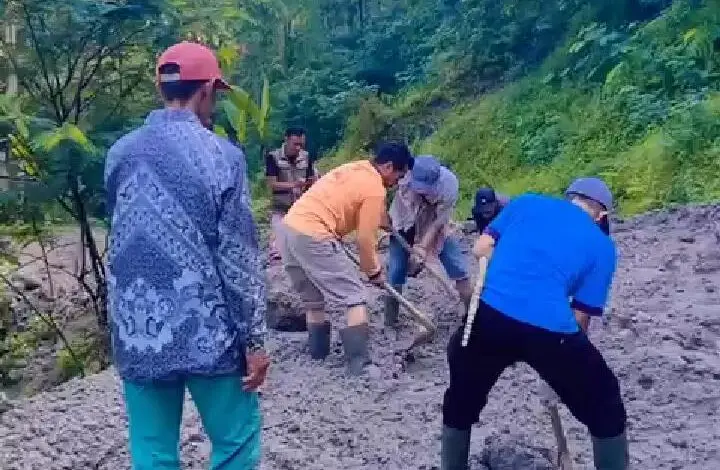 Akses Jalan Wisata Situ Beber Cianjur Terputus Akibat Tertimbun Longsor