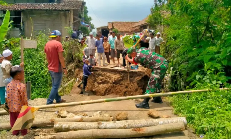 Akses Warga Terhambat, Jembatan Penghubung Antar Desa di Cianjur Putus