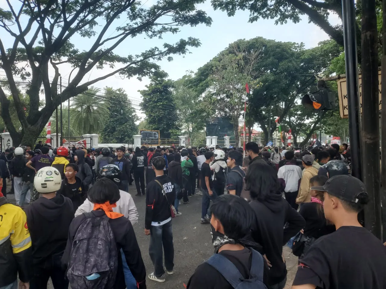 Aksi di Depan DPRD Cianjur Ricuh, Bentrok Massa dan Aparat Tak Terhindarkan