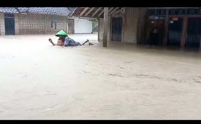 Aksi Heroik Dua Personel Polri dan TNI Evakuasi Lansia dari Banjir 1,6 Meter di Cianjur Selatan