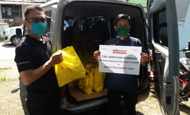 Alfamart Salurkan Ratusan Paket Sembako untuk Masyarakat Cianjur