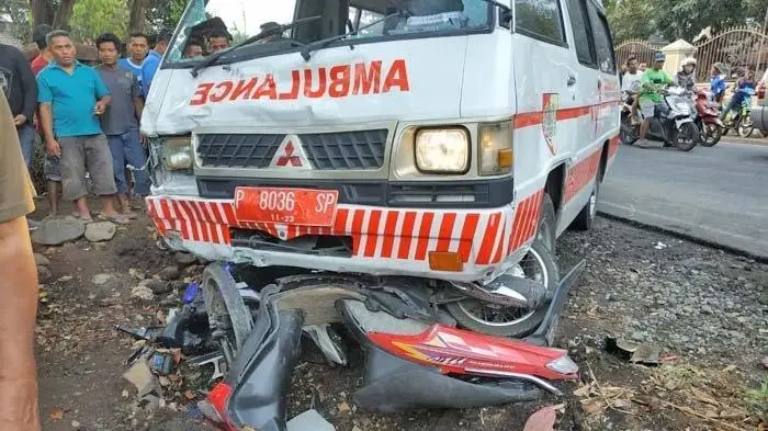 Ambulans Seruduk Empat Motor, Sembilan Orang Luka