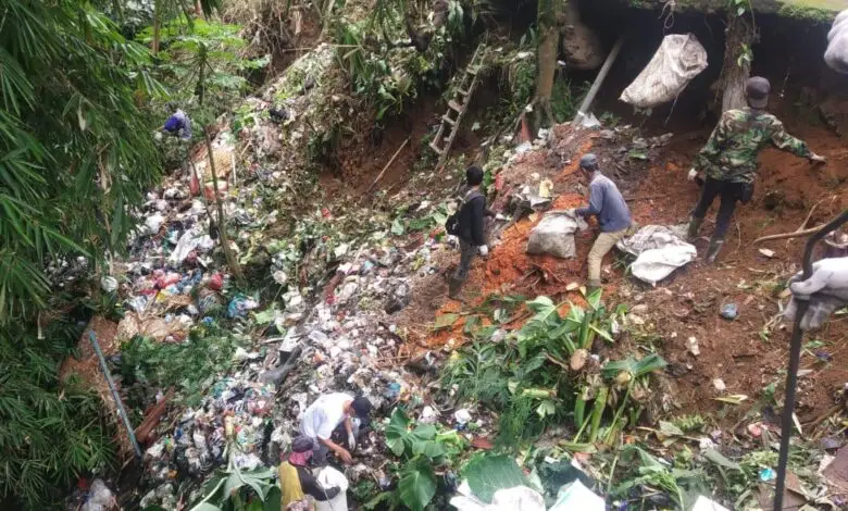 Ampun! Sampah Numpuk di Sungai Cibeureum, DLH - PUPR Turun Tangan