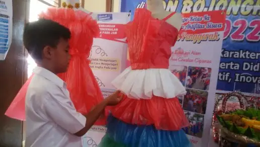 Anak SD di Cianjur 'Sulap' Limbah Plastik Jadi Gaun, Bawa Pesan Pelestarian Lingkungan