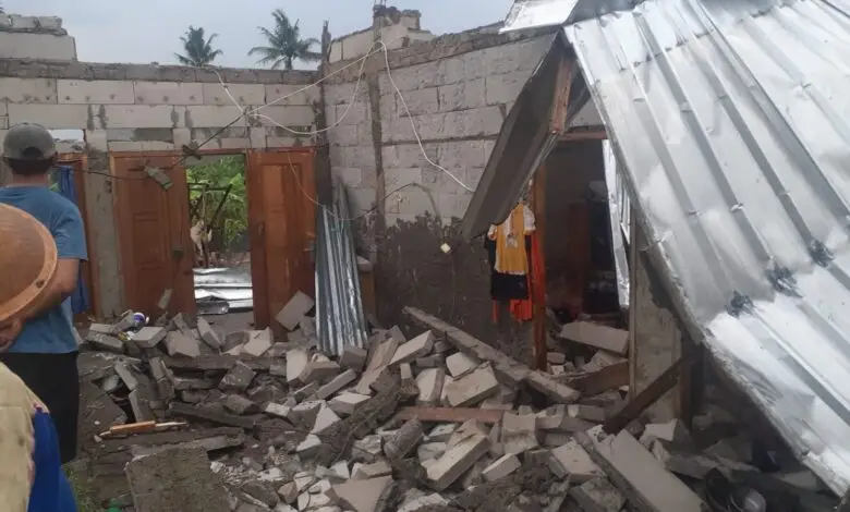 Angin Kencang, Belasan Rumah di Cianjur Amburadul Tertimpa Pohon Tumbang