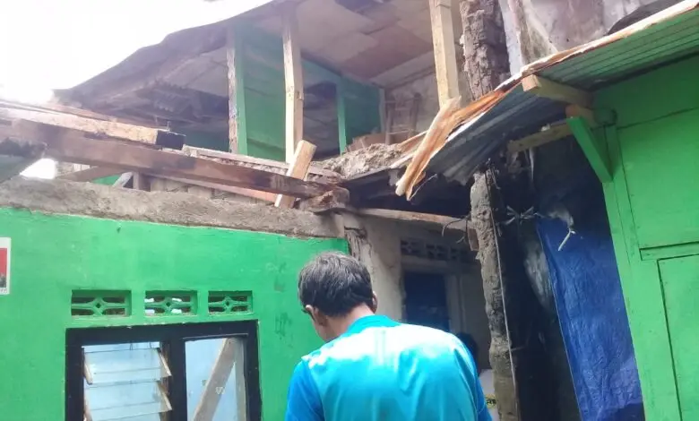 Angin Kencang, Dua Rumah di Cipanas Ambruk