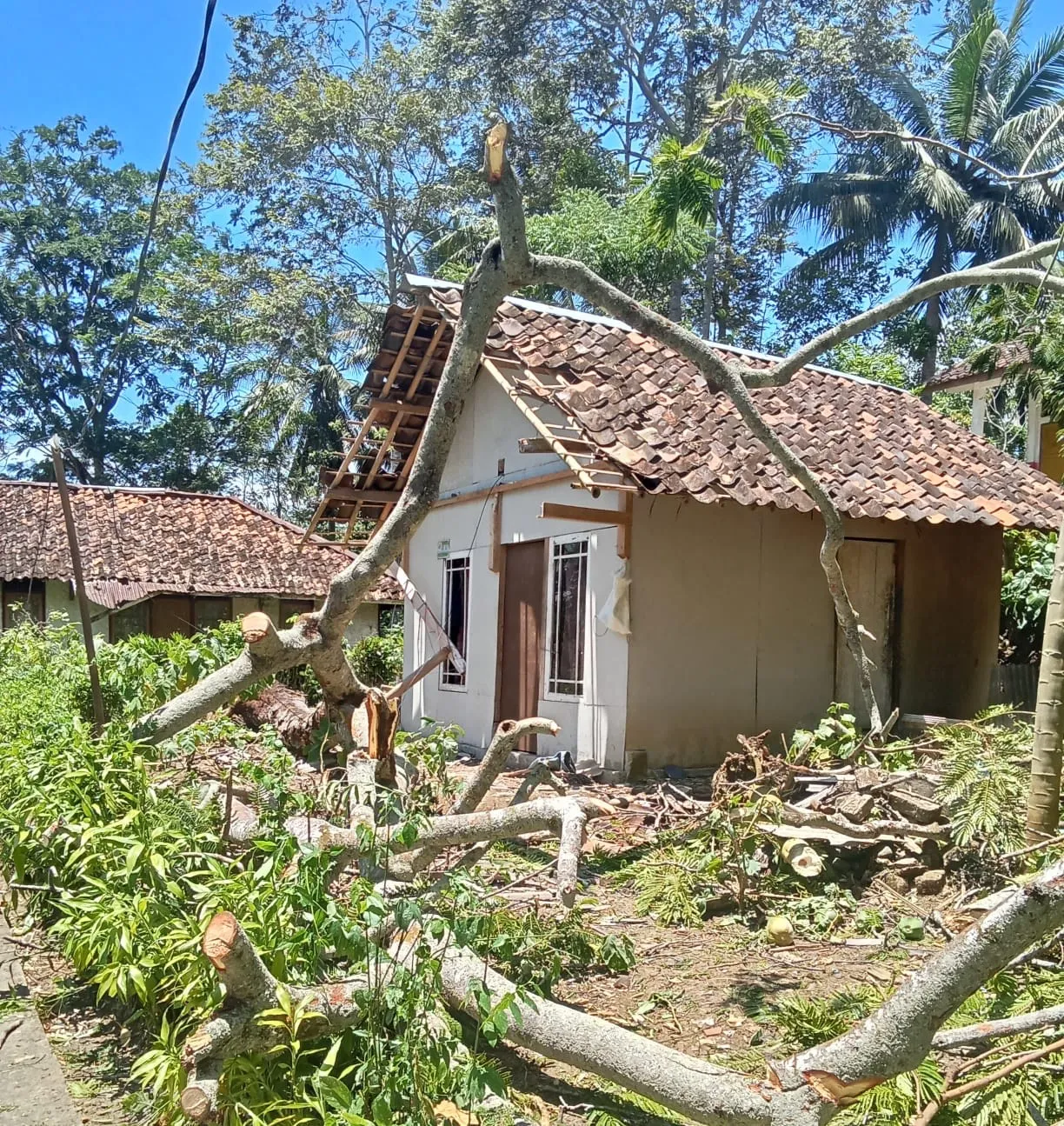 Angin Kencang Terjang Sindangbarang, Rumah Warga dan Fasilitas Wisata Rusak