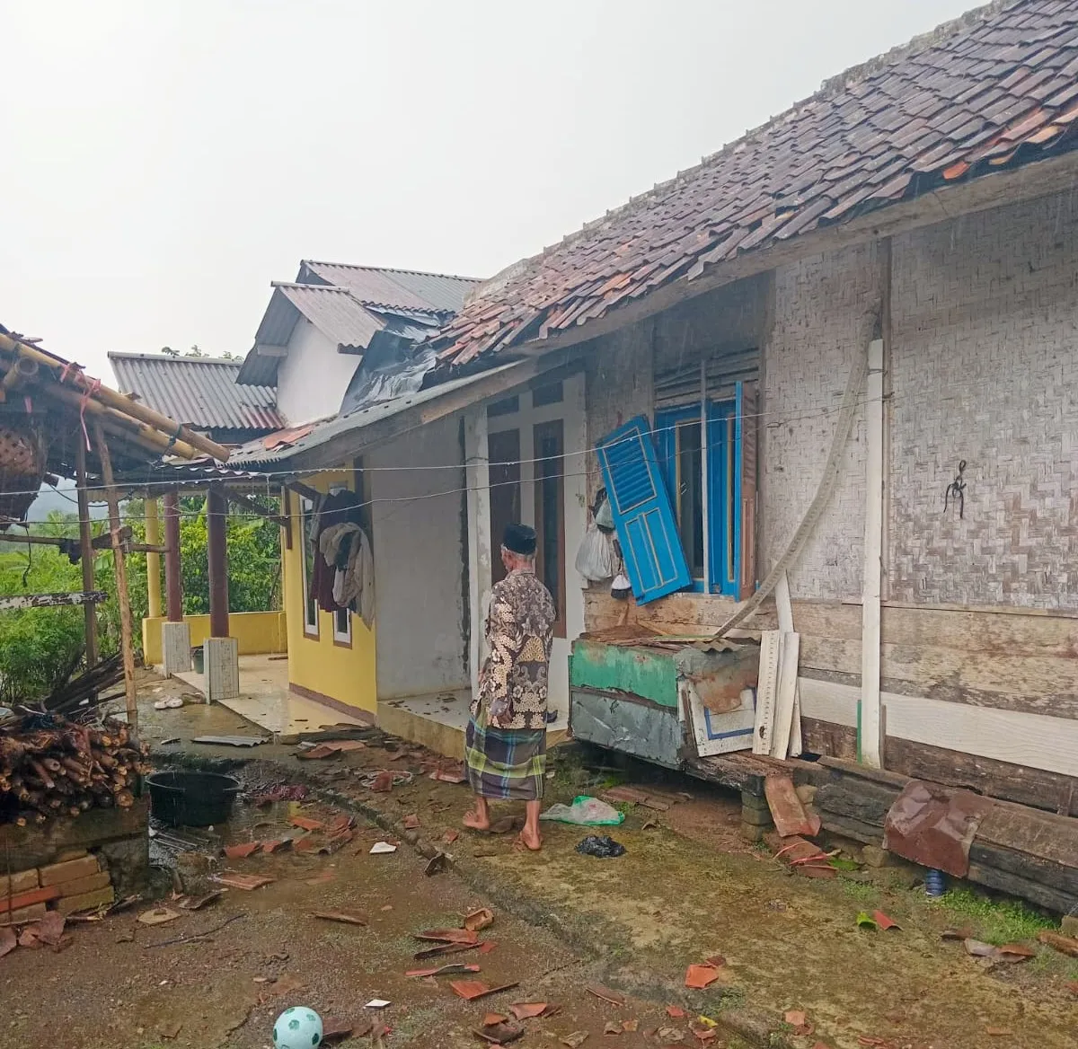 Angin Puting Beliung Terjang Desa Bunisari, 18 Rumah dan 2 Mushola Rusak