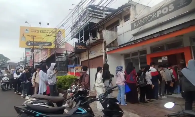 Antusiasme Tinggi, Pintu Kantor Pos Cianjur Pecah Didesak Ribuan Pelamar Kerja