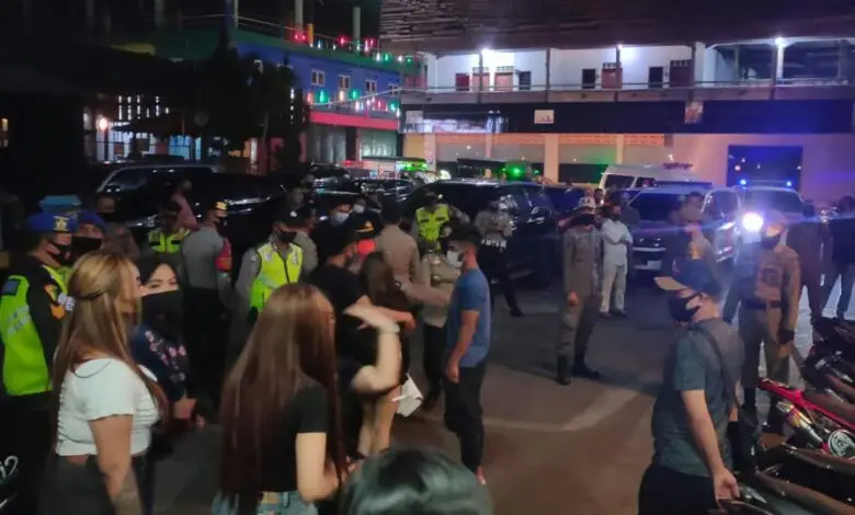 Aparat Gabungan Razia Tempat Karaoke di Cianjur