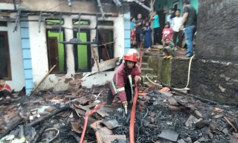 Api Lalap Habis Sebuah Rumah di Cibeber, Dua Jam Baru Padam