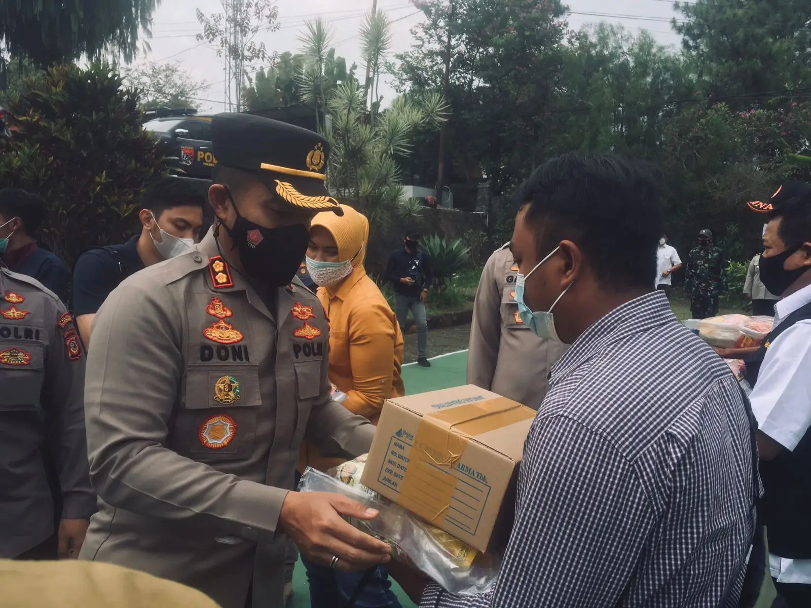 Apresiasi Relawan, Polres Cianjur Bagikan Bantuan Pada Tracer Covid-19