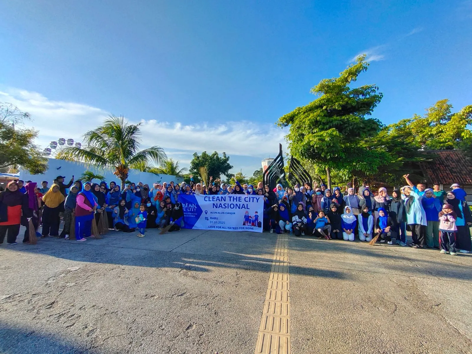 Awali Tahun 2025, Komunitas Peduli Lingkungan 'Clean The City' di Alun-Alun Cianjur
