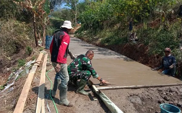Babinsa Desa Wangunjaya Cugenang Bersama Warga Kompak Lakukan Pengecoran Jalan