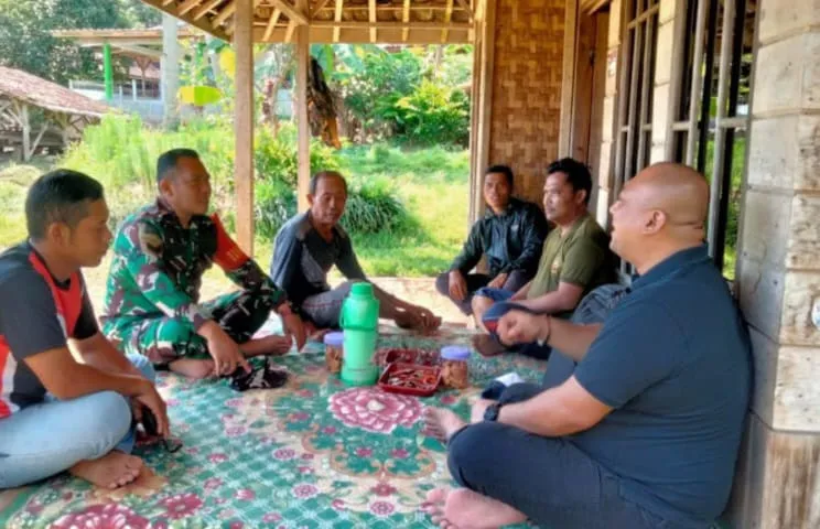 Babinsa Koramil 0608-18 Agrabinta Tingkatkan Hubungan Harmonis dengan Masyarakat Desa Walahir