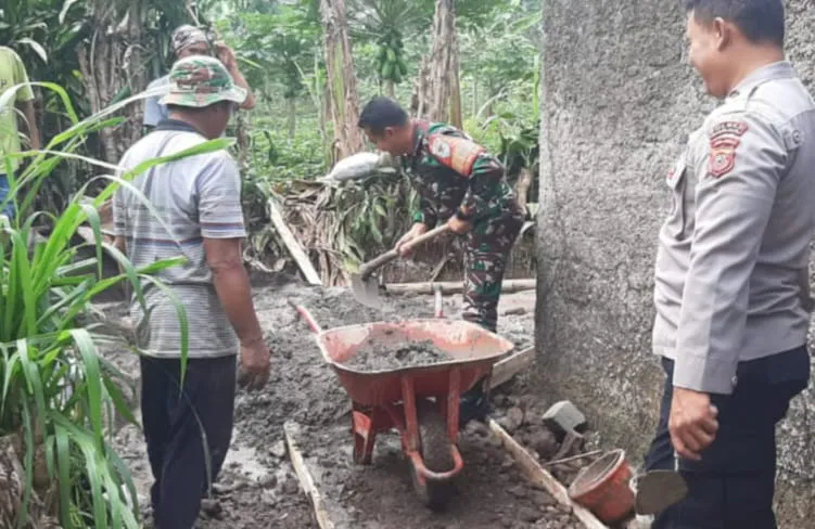 Babinsa Serda Alber Suhermi Lakukan Karya Bakti di Desa Padaluyu Cugenang