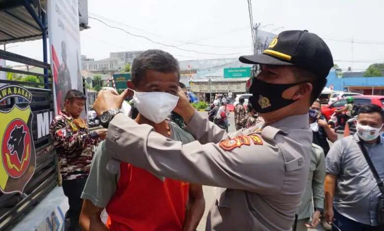 Bagi-bagi Masker Gratis Sampai Pelosok Cianjur