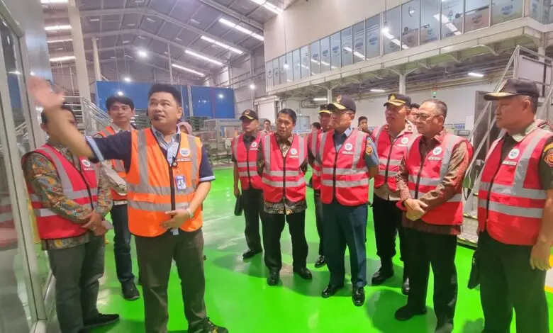 Bahas Ketahanan Air Nasional, Tim Wantannas RI Kunjungi Pabrik AQUA