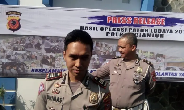 Bahaya! Jalan Rusak Jadi Penyebab Kecelakaan di Cianjur