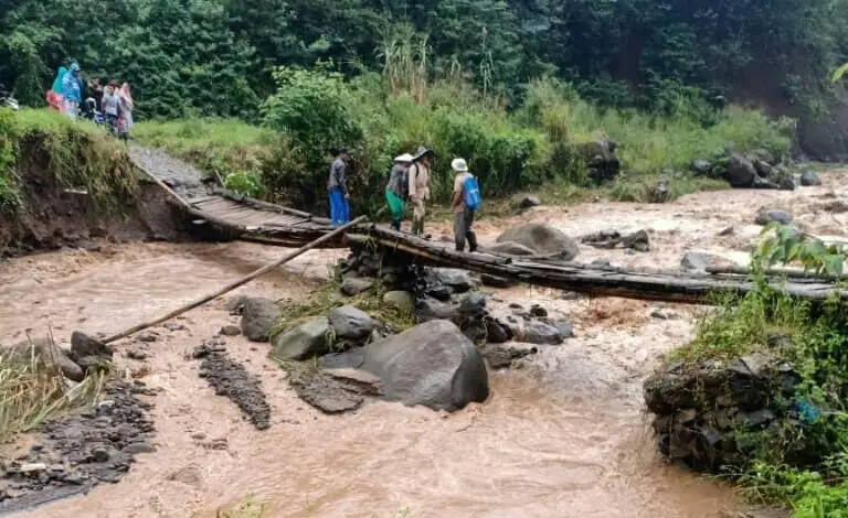Bahaya! Jembatan di Perbatasan Batulawang - Sukawangi Rusak