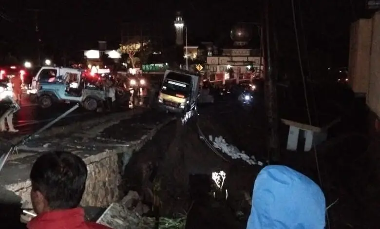 Bahu Jalan Raya Puncak Ciloto Longsor, Satu Truk Terjebak