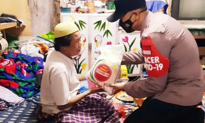 Bakti Sosial Polri, Bripka Azmal Sebar Beras untuk Belasan Warga Desa Benjot