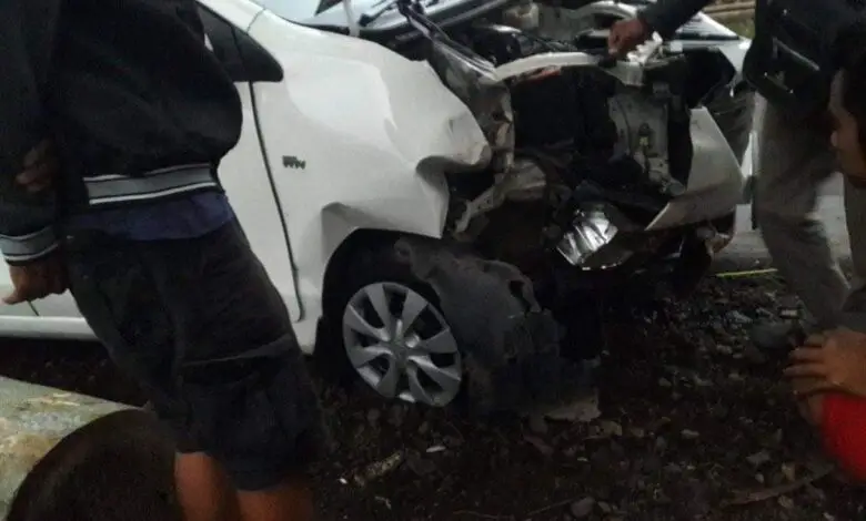 Ban Pecah, Minibus Tabrak Pohon di Cibeber sampai Hancur