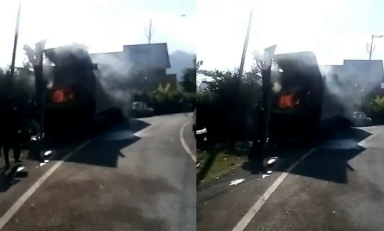 Bangkai Truk yang Kecelakaan di Ciloto Terbakar