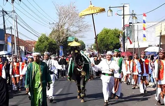 Bangkit Bangkrutnya Budaya, Tanggung Jawab Pemerintah