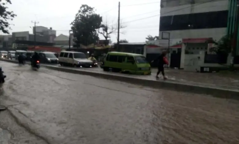 Banjir di Jalanan Cianjur, Angkot Mogok Tengah Jalan