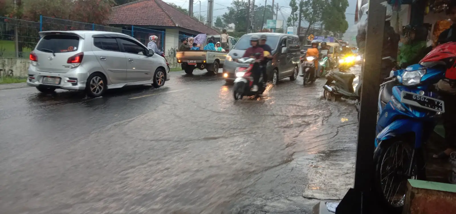 Banjir Luapan Drainase di Jalan Raya Cimacan Cipanas Cianjur Buat Kendaraan Sulit Melintas — Cianjur Update