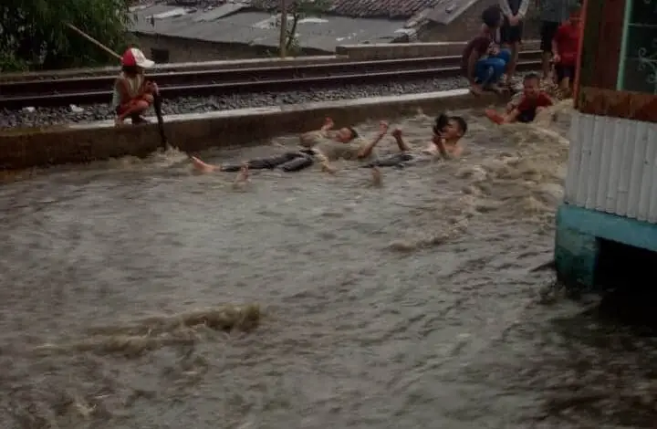 Banjir Menggenang Gang Jembar, Anak-anak Ini Asyik Berenang