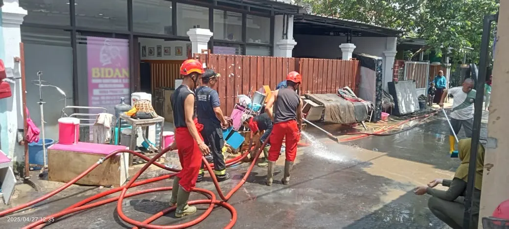 Banjir Surut, Warga Cianjur Bersihkan Sisa Lumpur dengan Bantuan Petugas