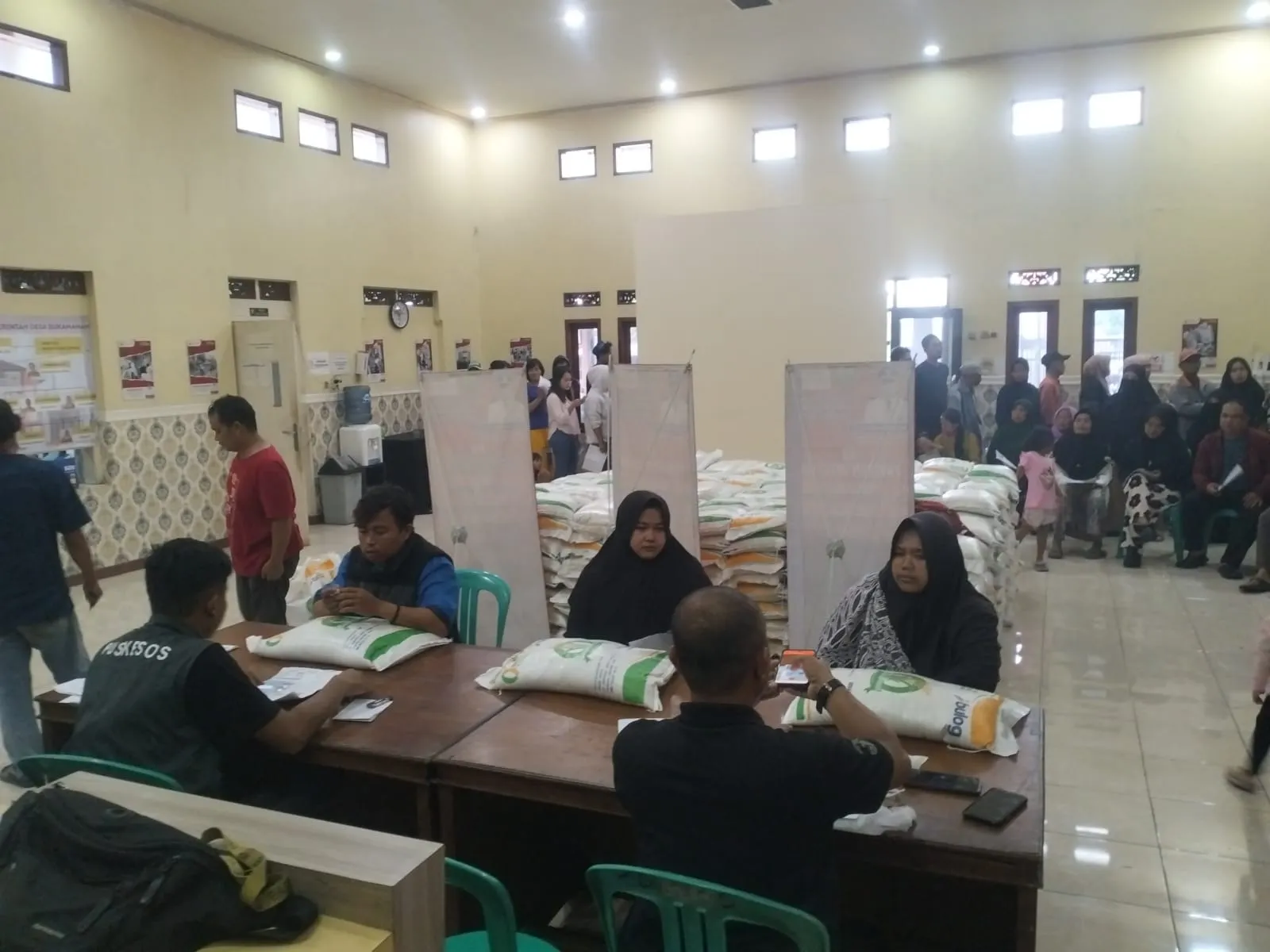 Bantu Penuhi Pangan Warga, Pemdes Sukamanah Cugenang Salurkan Program CBP pada 967 KPM
