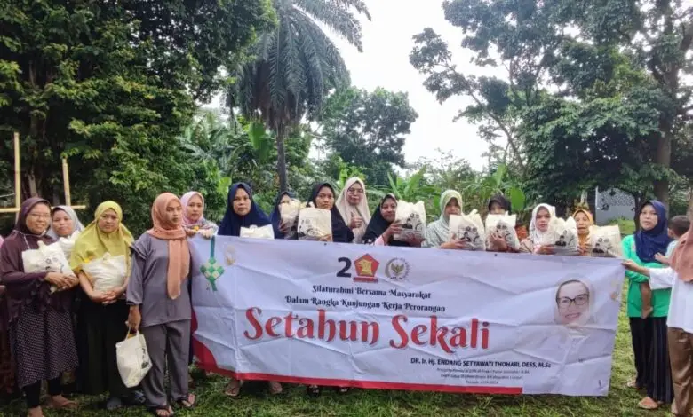 Bantu Ringankan Warga, Hj Endang S Thohari Tebar Ratusan Paket Sembako di Bogor